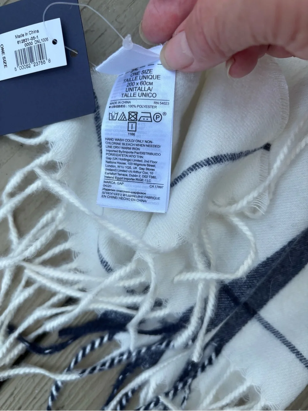NWT GAP Mens White & Navy Plaid Scarf/Wrap, Size: 80”L x 24”W